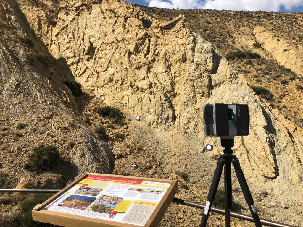 Miembros del Laboratorio de Patrimonio Natural estudian las pistas fósiles gigantes del Jurásico superior en Bueña (Teruel)
